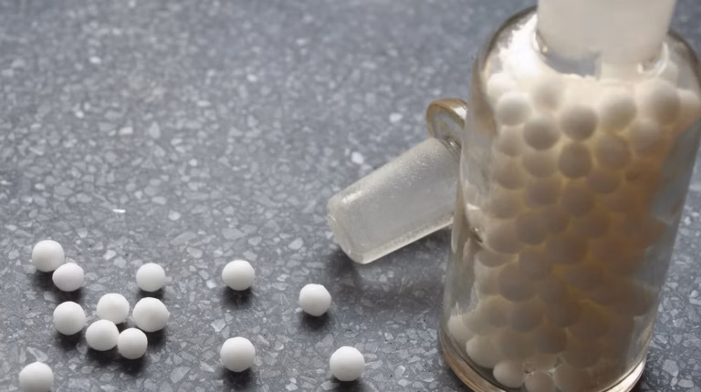 Acide hypochloreux : le secret naturel pour calmer les boutons tout en douceur